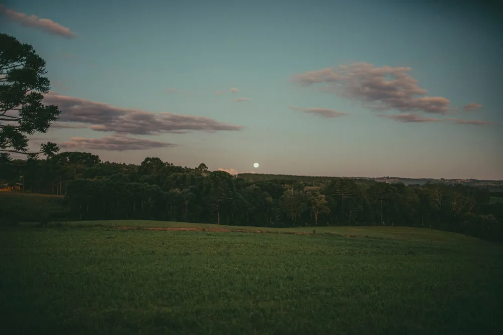 Pleine lune au-dessus de la campagne au crépuscule