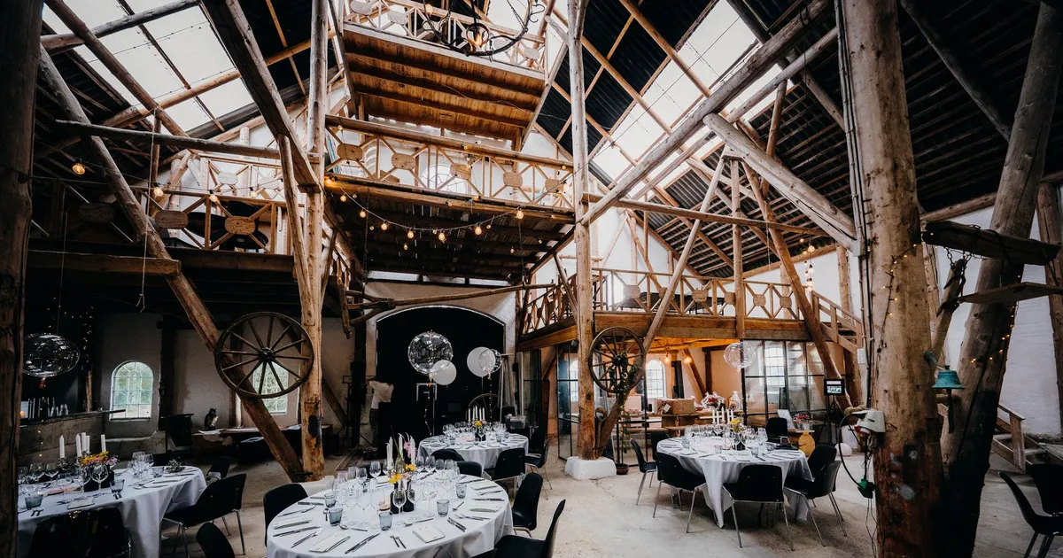 Grange en pierre aménagée pour un mariage en Bretagne, tables dressées
