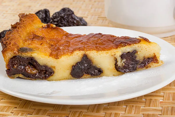 Far breton maison aux pruneaux — recette traditionnelle de la Ferme de Lezavarn, Bretagne