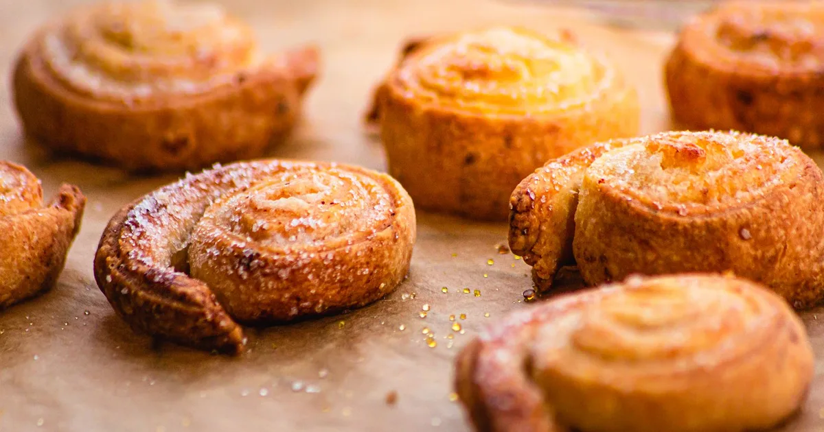 Petits gâteaux feuilletés caramélisés sur papier cuisson, caramel doré qui coule, sans visage