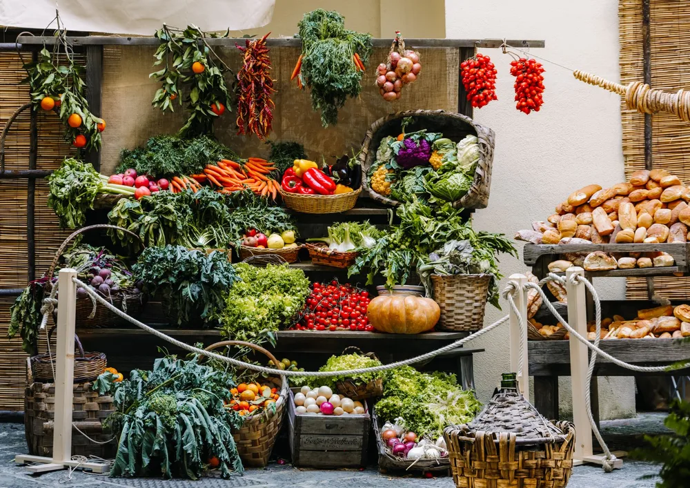 Étal coloré d'un marché paysan breton avec légumes variés en cagettes et en vrac, lumière naturelle