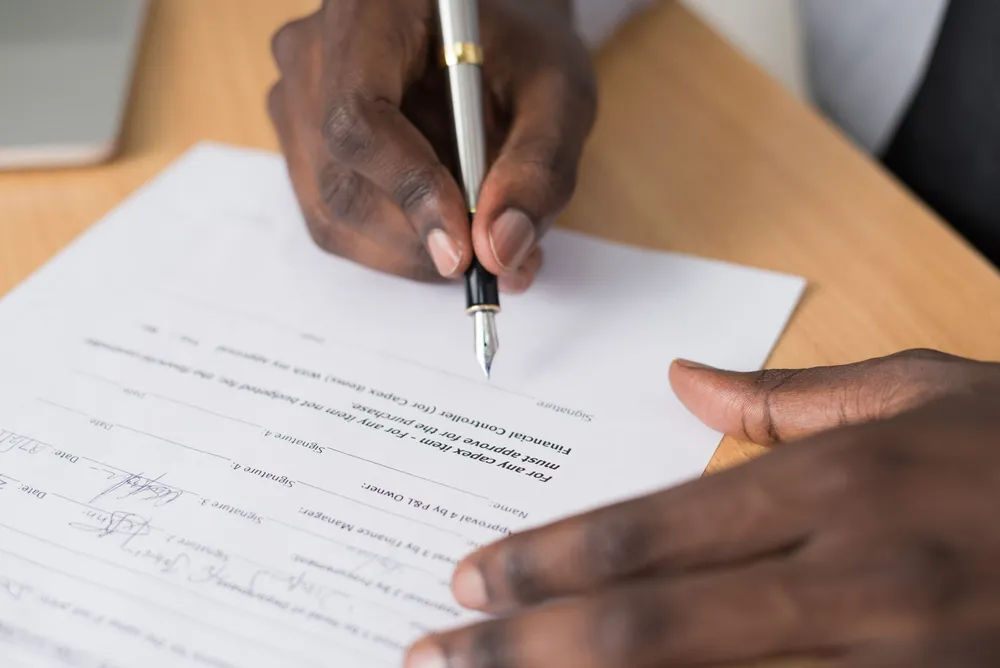 Contrat de location de salle posé sur une table avec un stylo, en cours de signature